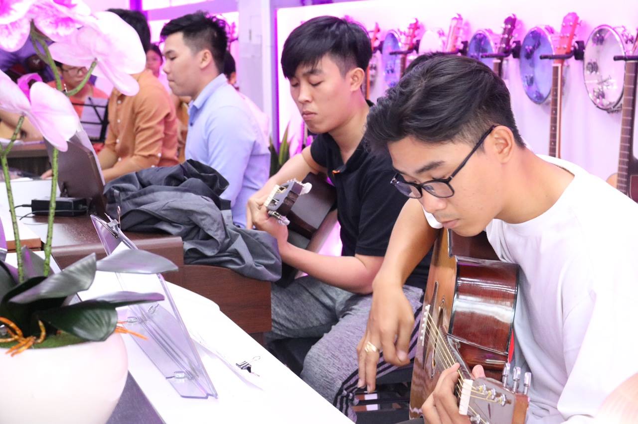 học thử đàn guitar miễn phí tại tphcm