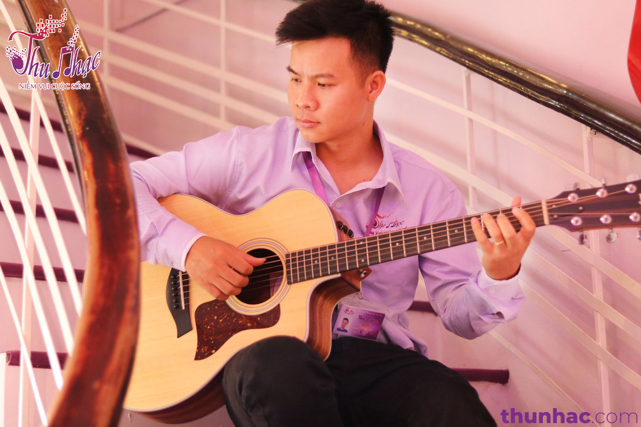 Tư thế ngồi bệt chơi đàn guitar