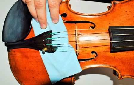Vệ sinh đàn violin bằng khăn mềm