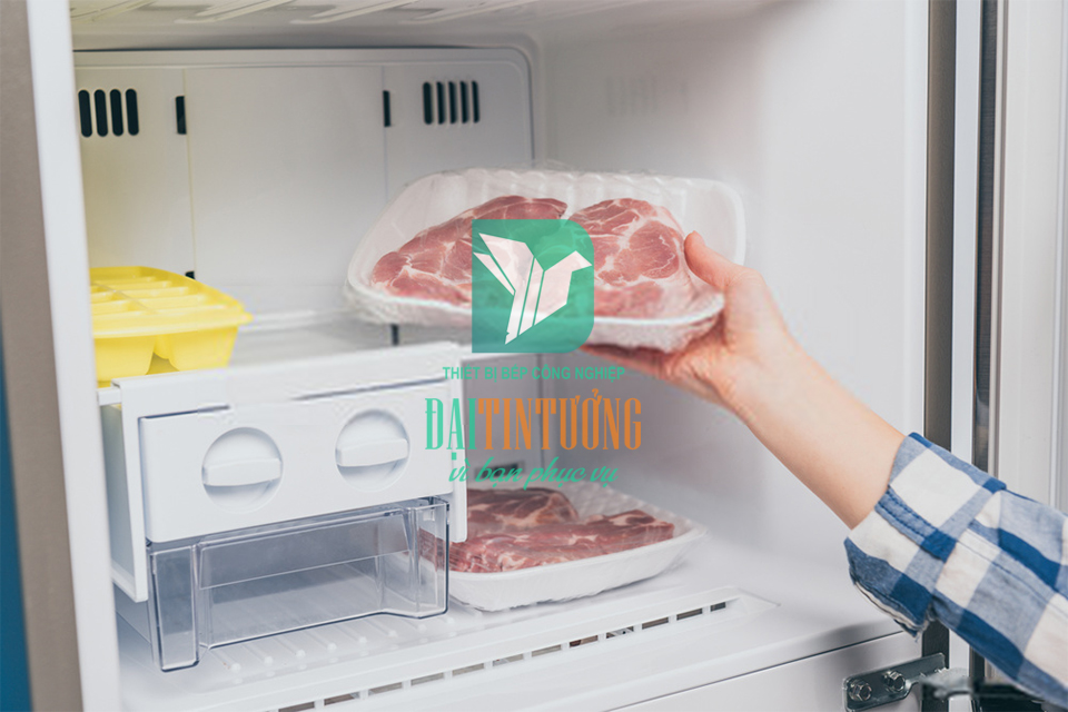 Rã đông trong ngăn mát tủ lạnh giúp bạn bảo quản thức ăn được lâu hơn