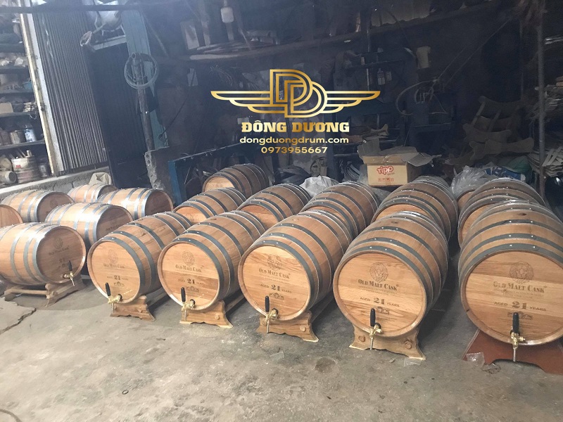 thùng gỗ sồi đựng rượu tại xưởng