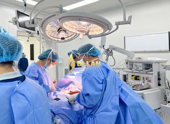 tiến sĩ bác sĩ hoàng lan đang phẫu thuật trong phòng mổ hiện đại