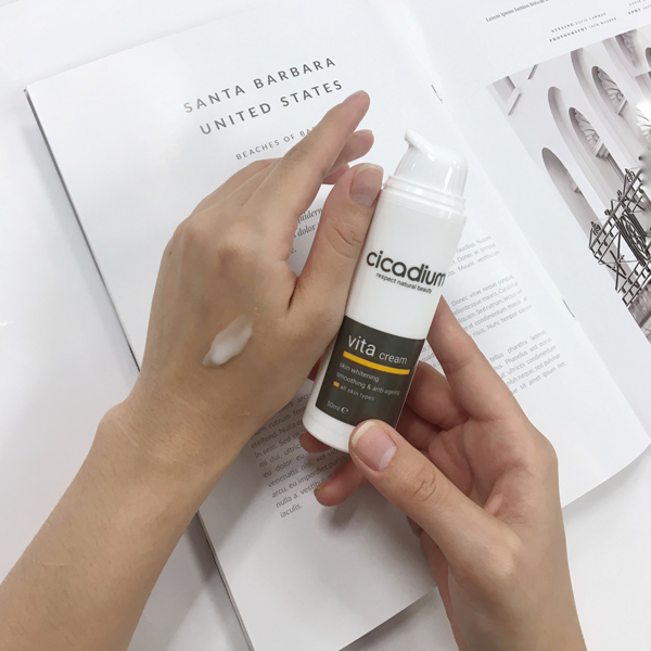 Cicadium VIta cream cấp ẩm, ngăn chặn tình trạng mất nước trên da, làm mờ nếp nhăn và làm chậm quá trình lão hóa.