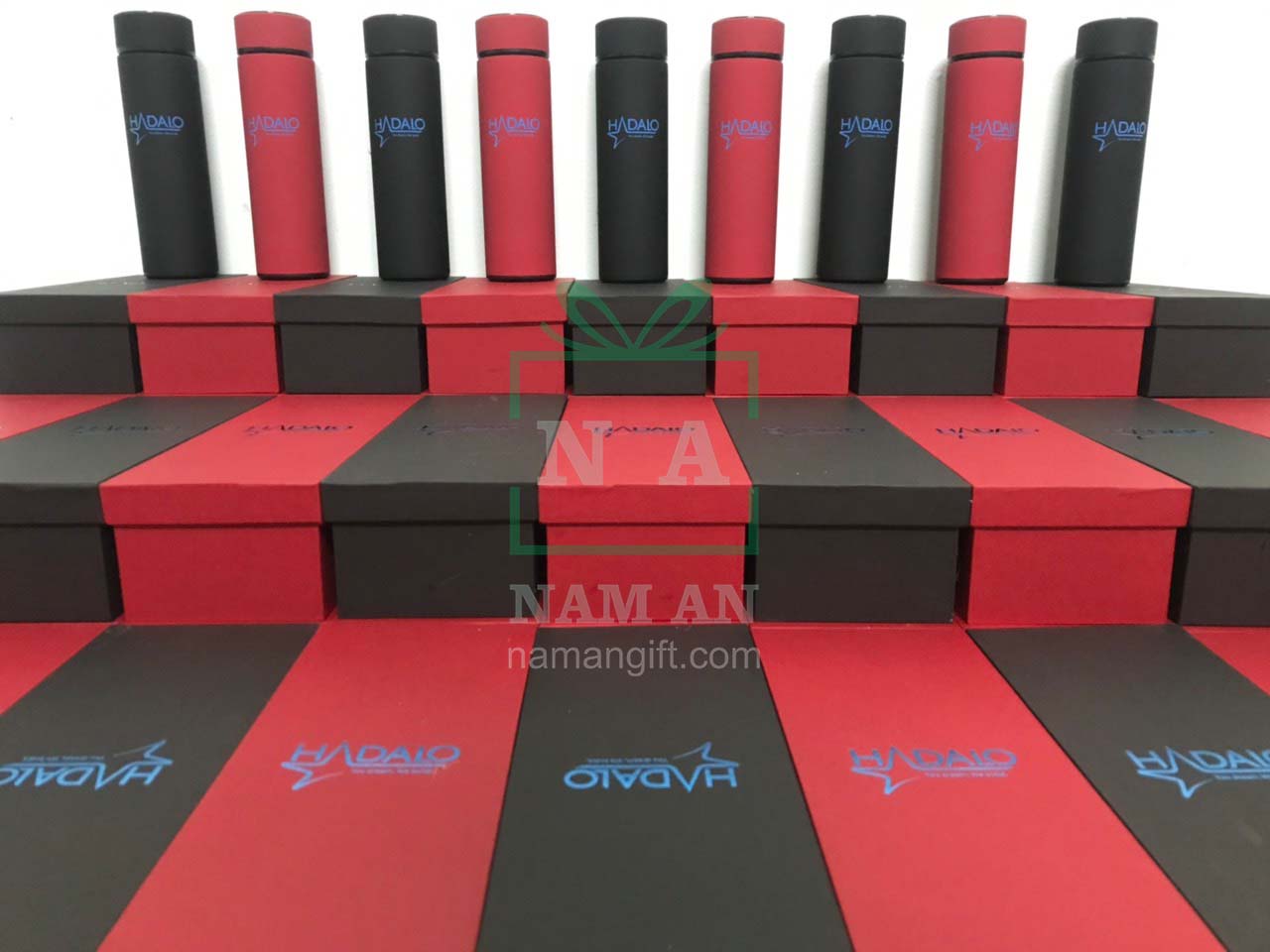 bình giữ nhiệt và hộp đựng