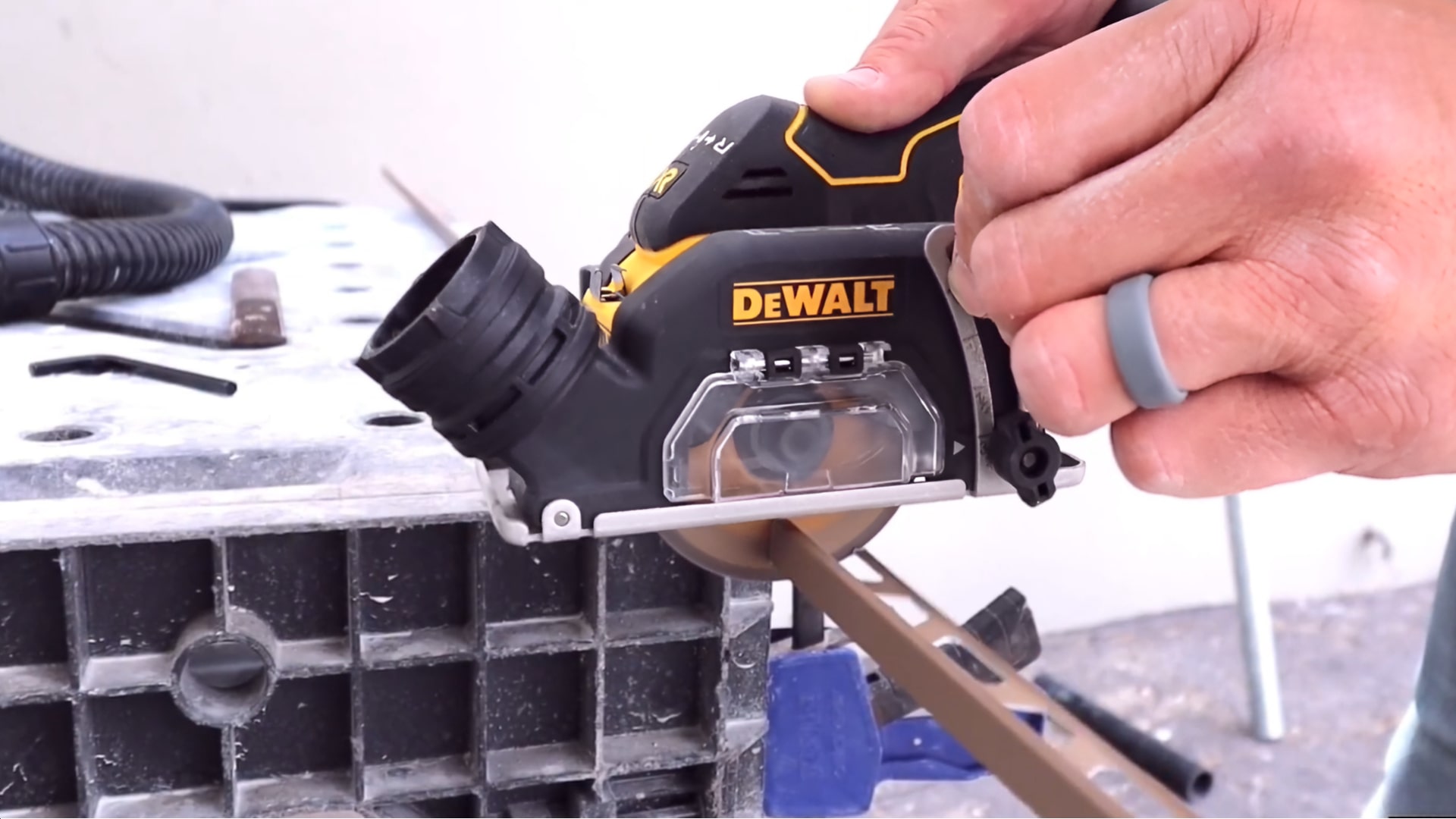 10 Lý do tại sao bạn sẽ muốn sở hữu cưa đĩa pin DEWALT DCS438B