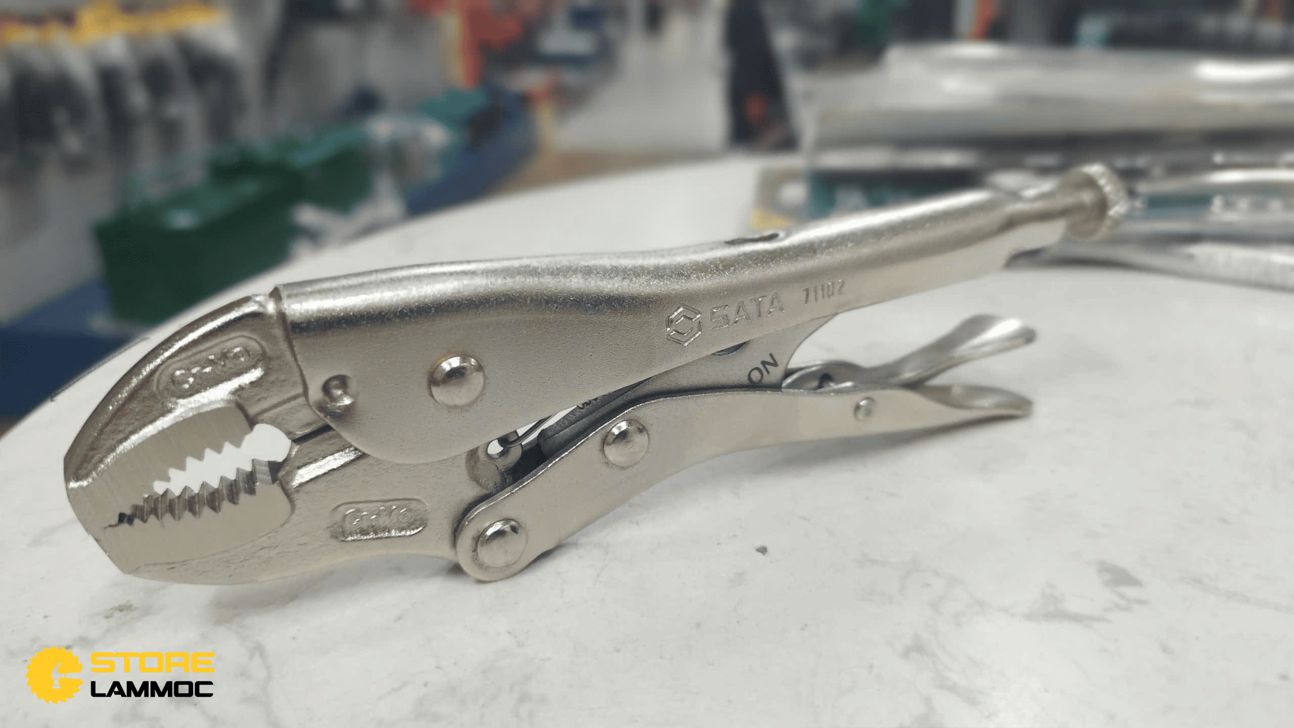 Kìm bấm chết mỏ cong 7inch Sata 71102 180mm