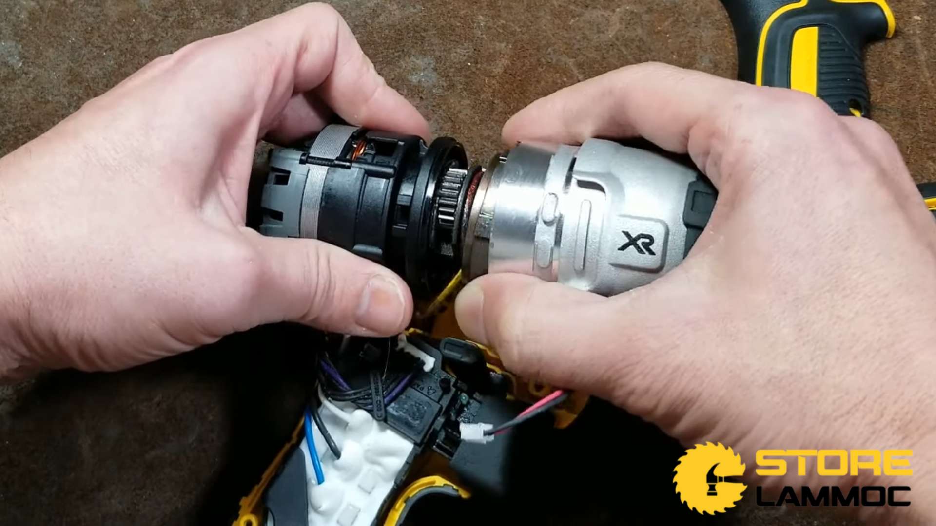 Lắp ráp lại các bộ phận Máy bắn vít pin DeWALT