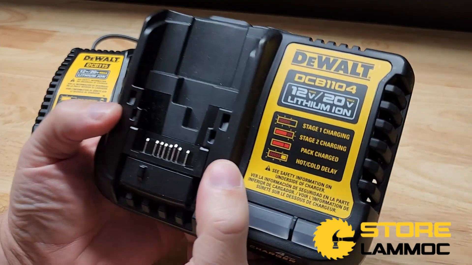 Sạc pin DeWALT DCB1104