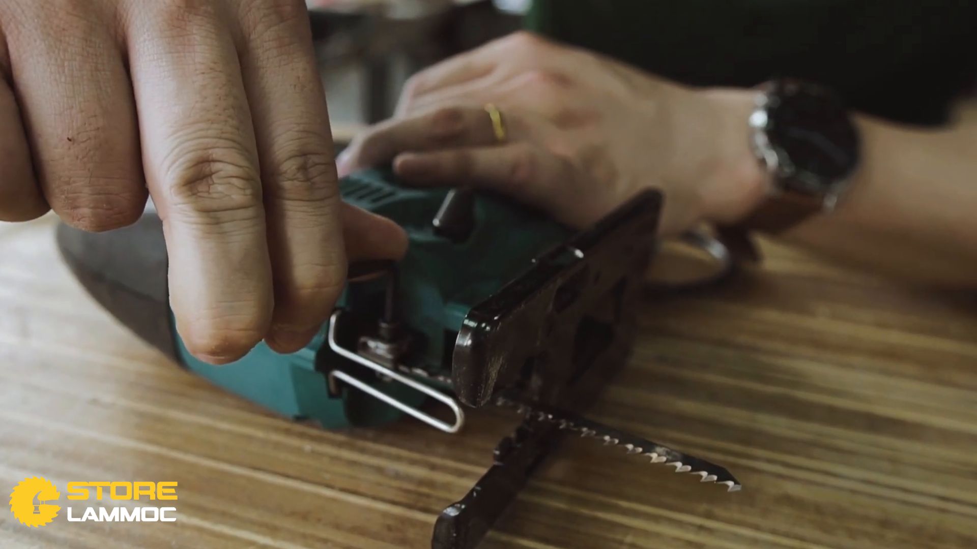 Các bước lắp lưỡi cưa mới