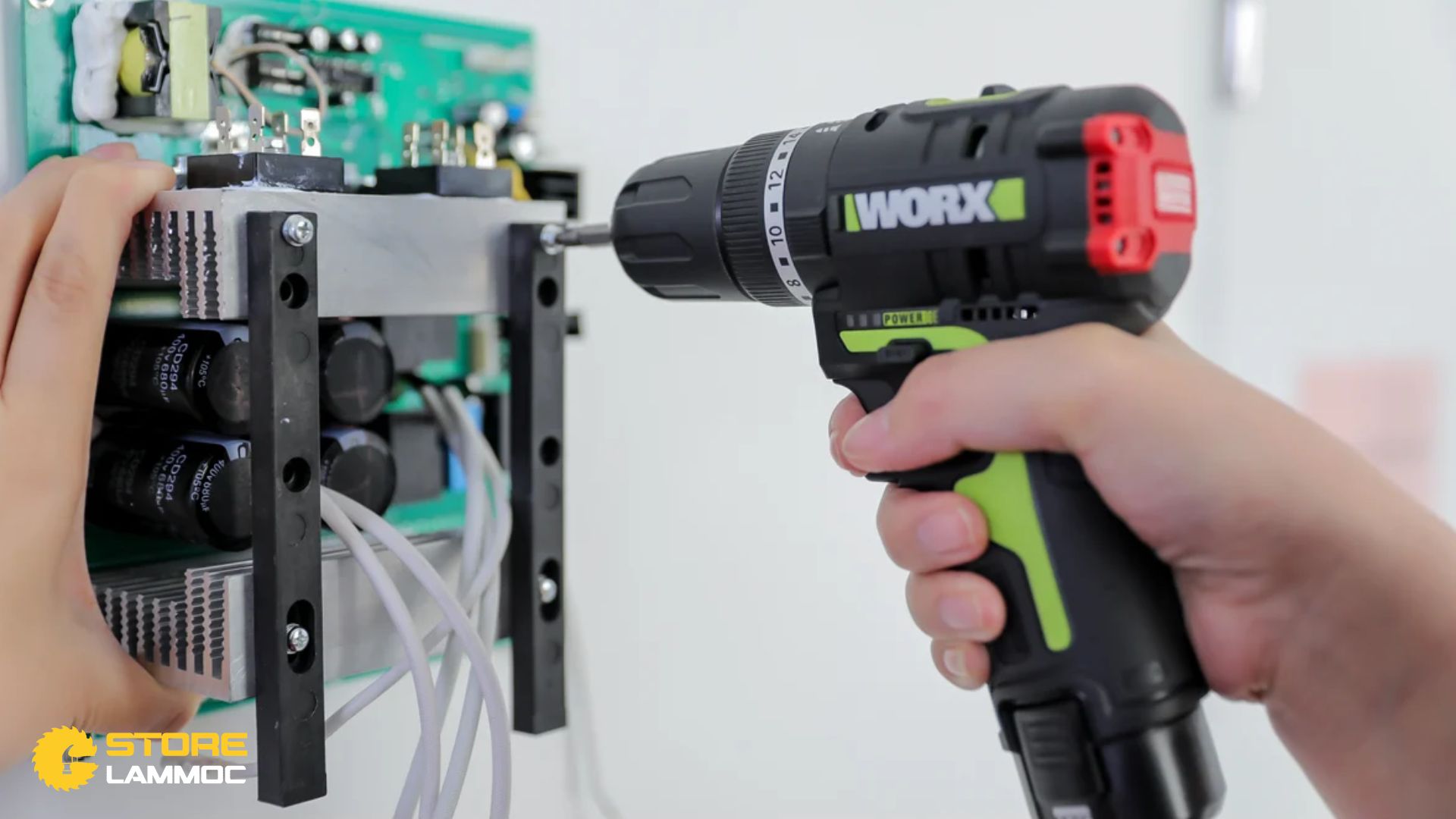 Các Ứng Dụng Thực Tế Của Máy Khoan Pin 12V