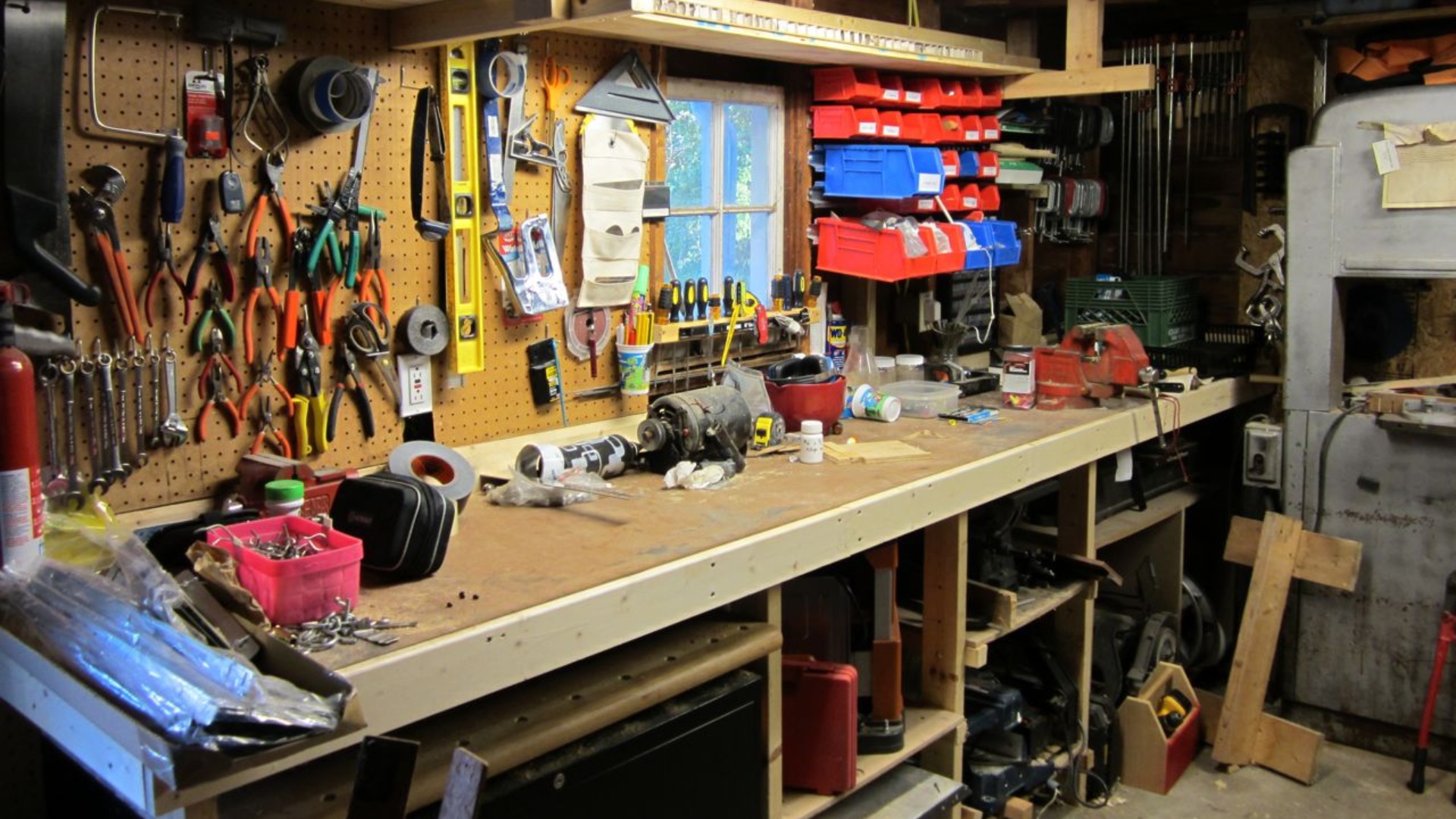 Cách Thiết Lập Bàn Làm Việc Hiệu Quả Trong Garage