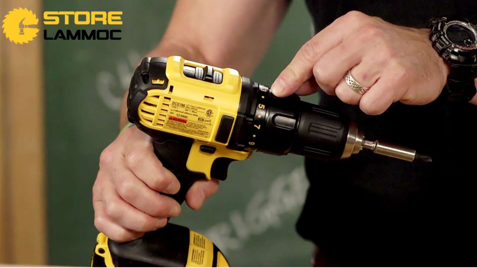 Cấp trượt trên máy khoan pin DeWALT DCD780