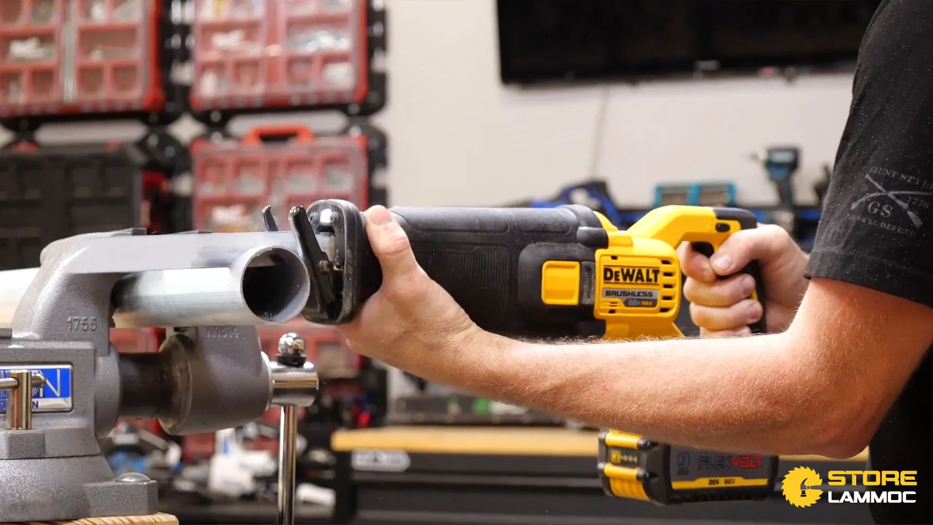 Cưa kiếm pin Dewalt 20V Max Atomic một tay