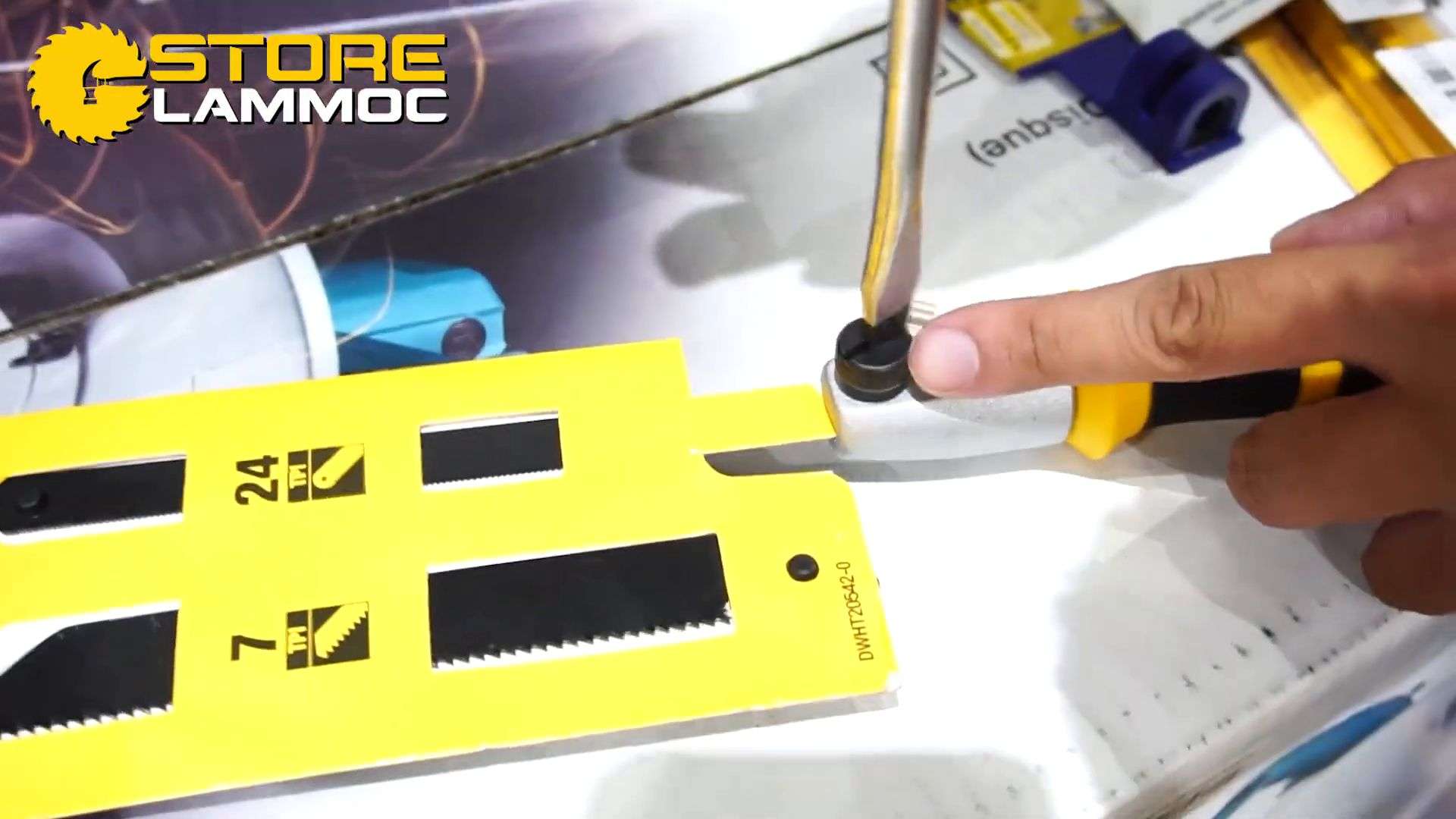 Tháo ốc để thay thế lưỡi cưa