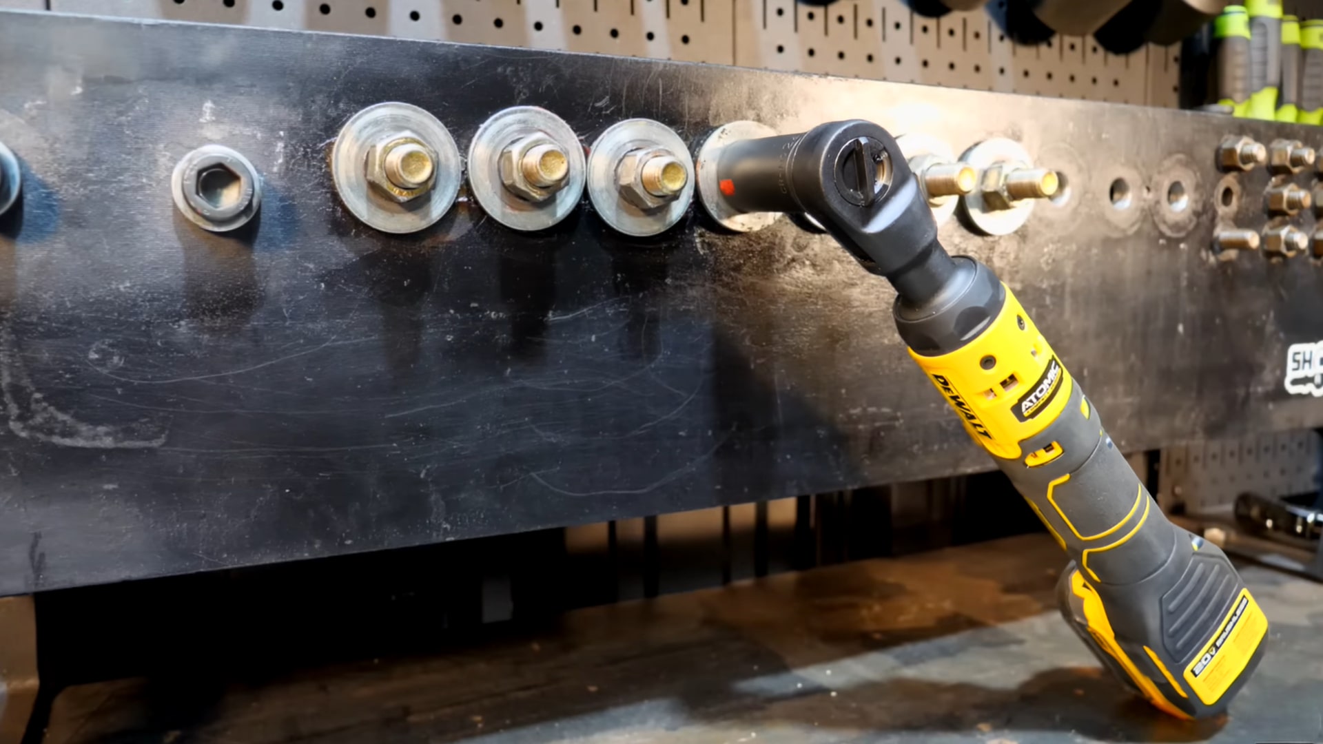 Đánh giá bu lông góc pin Dewalt DCF513