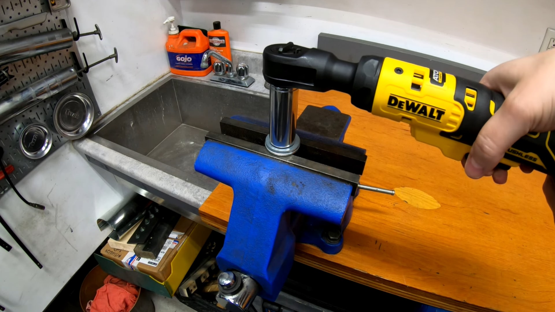 Đánh giá bu lông góc pin Dewalt DCF513