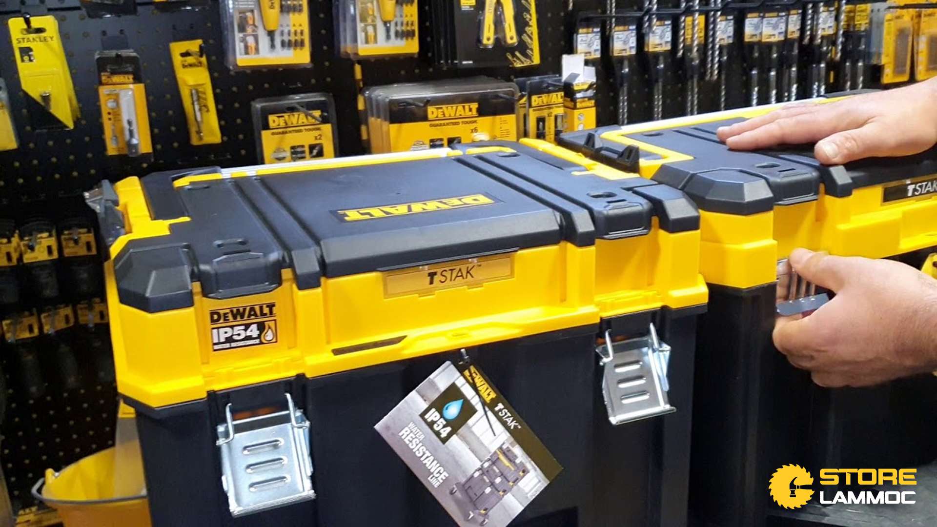 Đánh Giá Thùng Dewalt DWST83343-1 và DWST1-75774