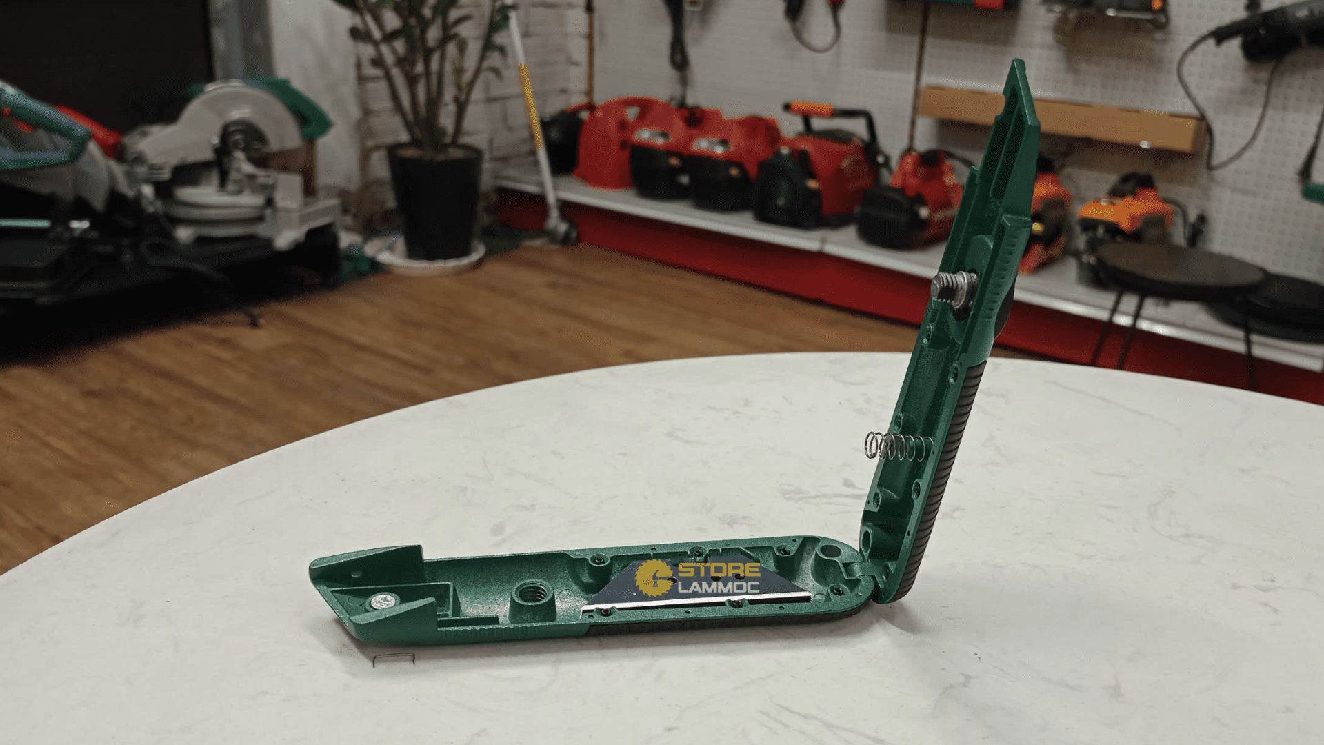 Dao rọc giấy có nút khóa (kèm 5 lưỡi) Sata 93646 (2)