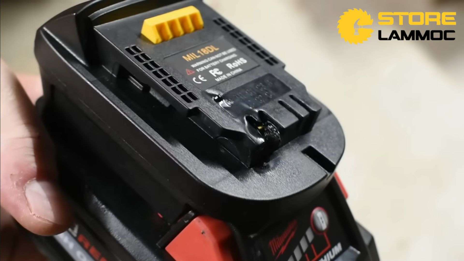 Đế chuyển pin bị chảy nhựa