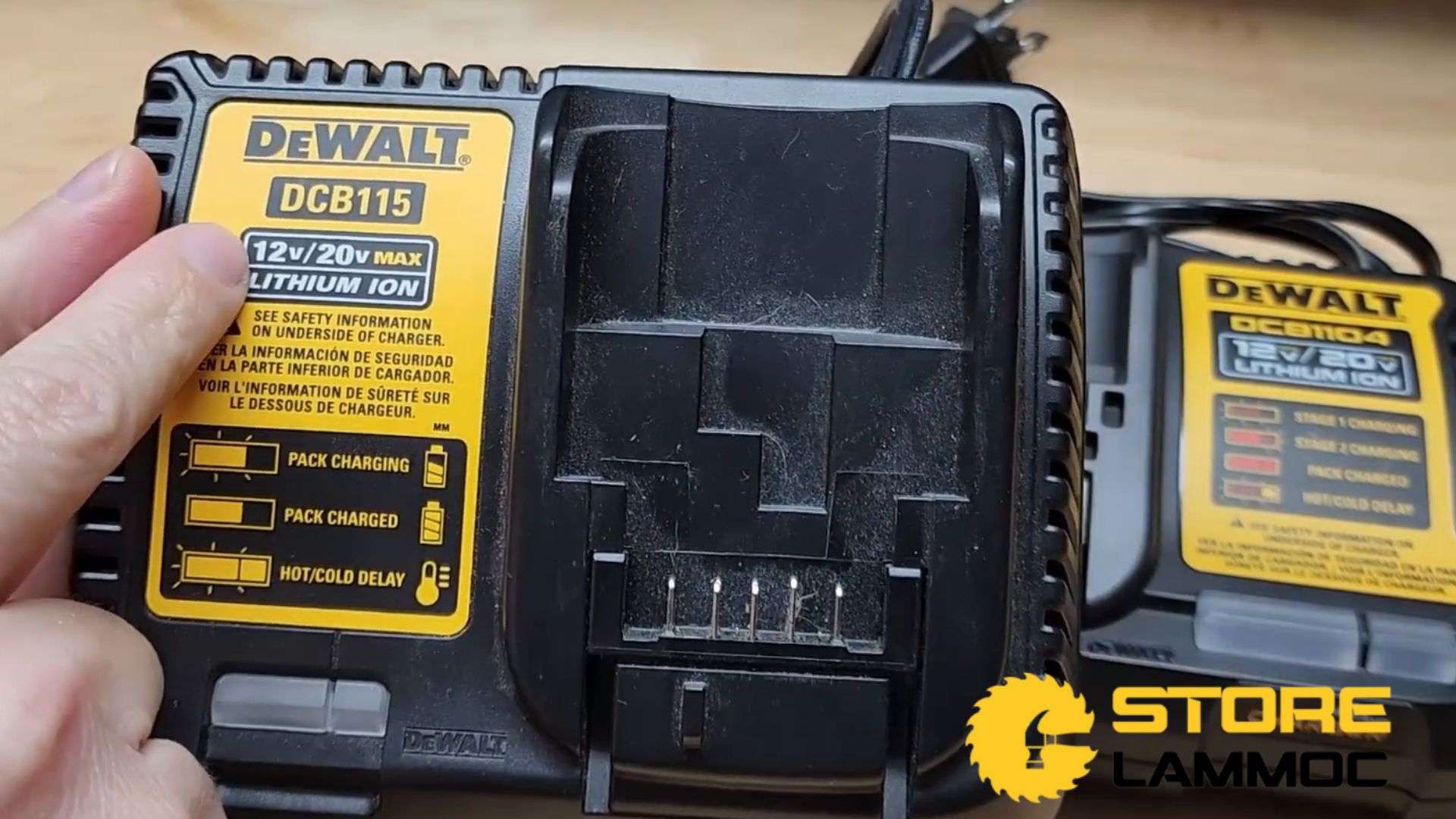 Sạc pin DeWALT DCB115