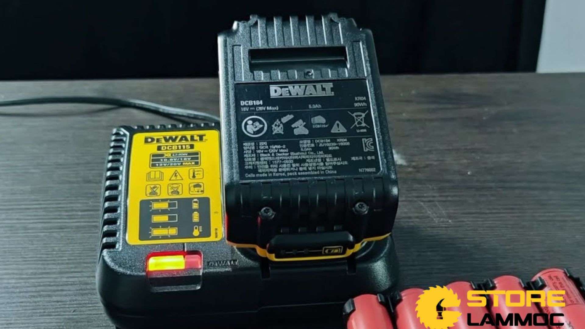 Đèn báo đỏ trên sạc DeWALT