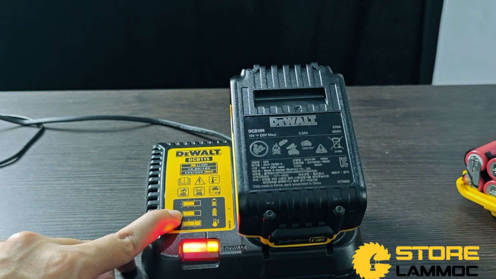 Đèn báo có vấn đề về nhiệt độ trên sạc DeWALT