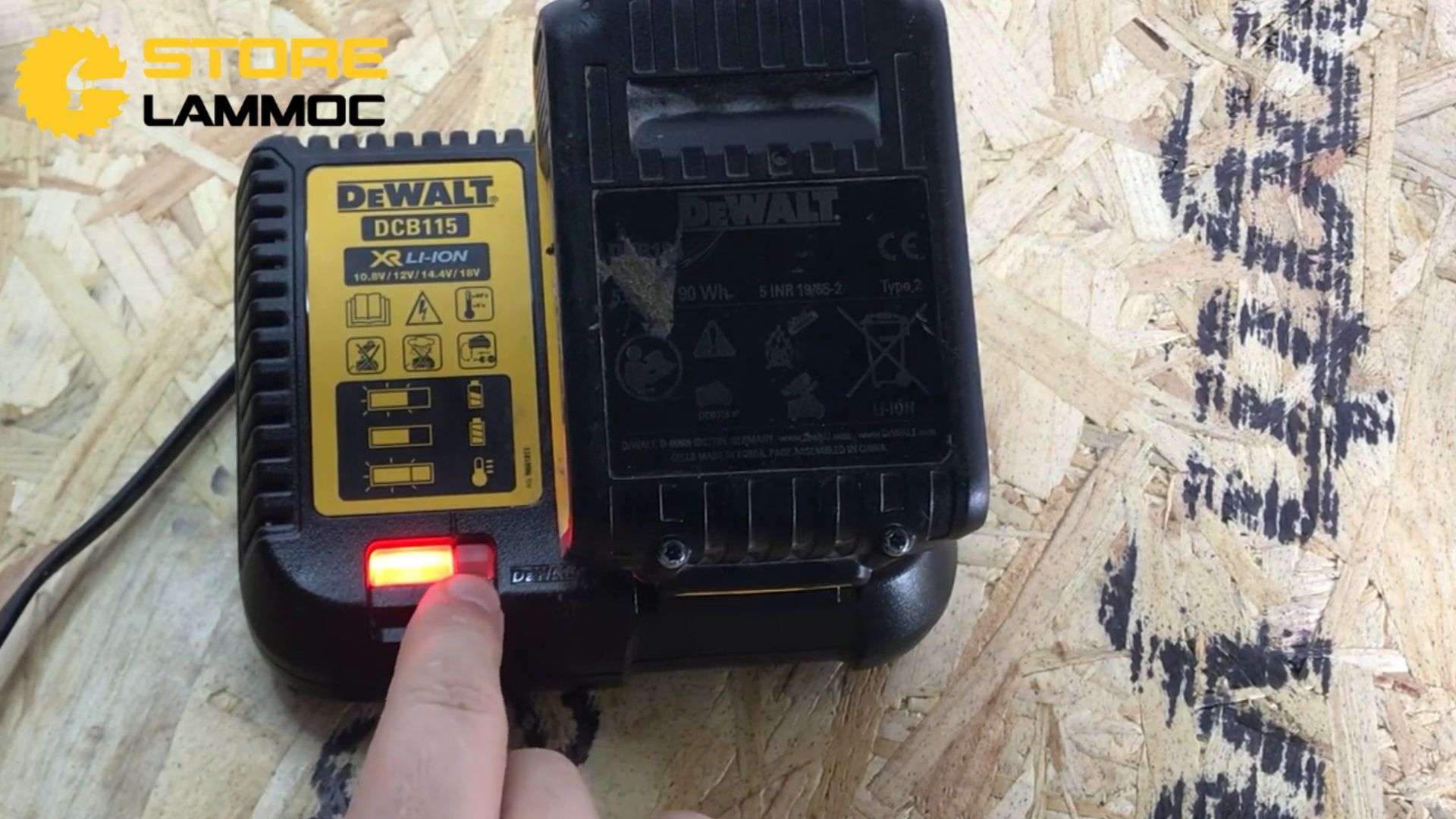 Đèn báo nhiệt độ trên sạc DeWALT