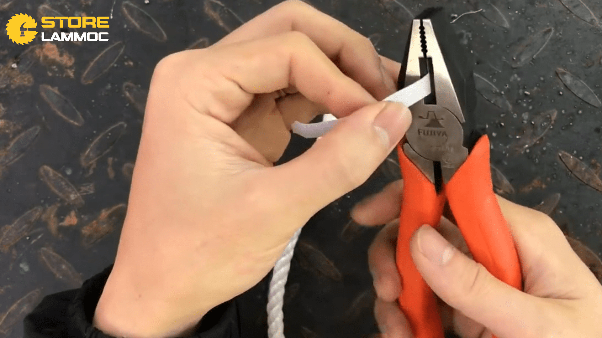 Dùng kiềm điện Fujiya GP-175 cắt giấy