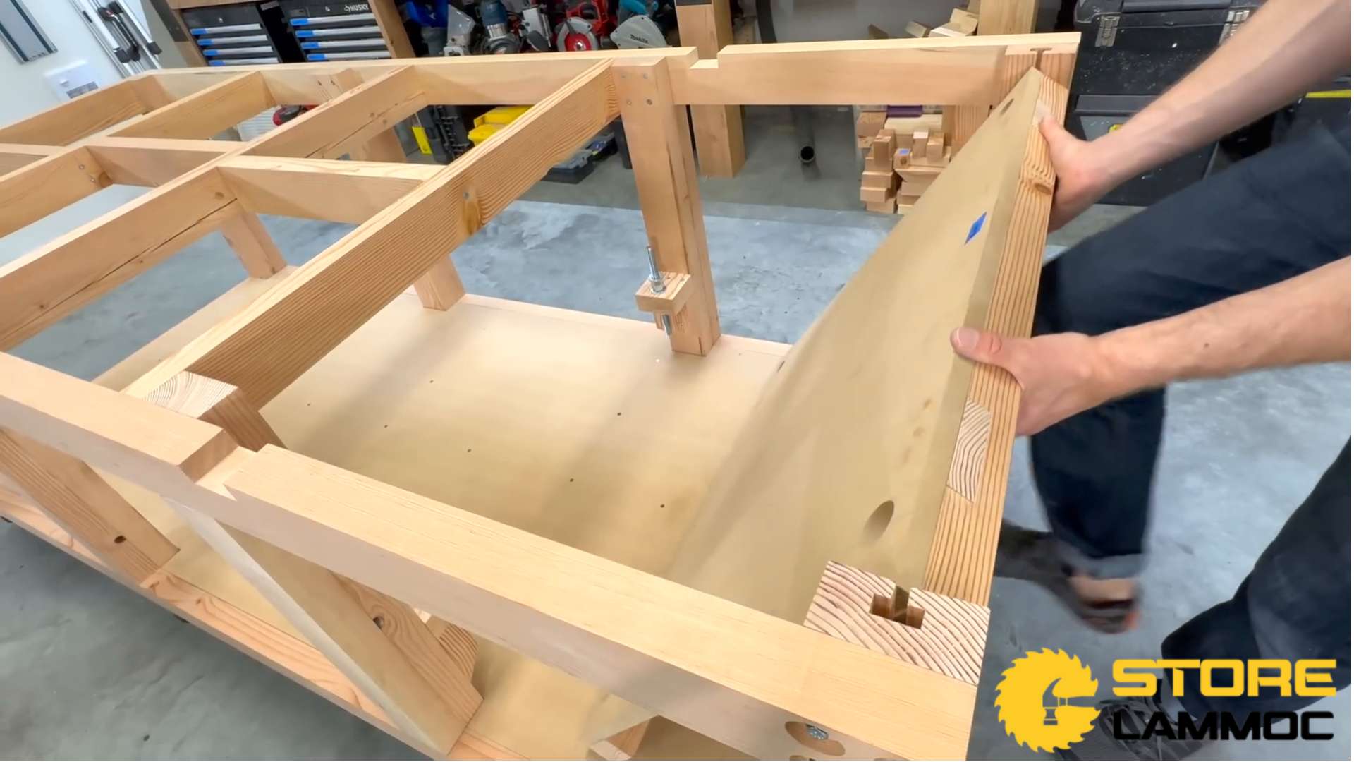 Giá đỡ trên khung bàn cưa