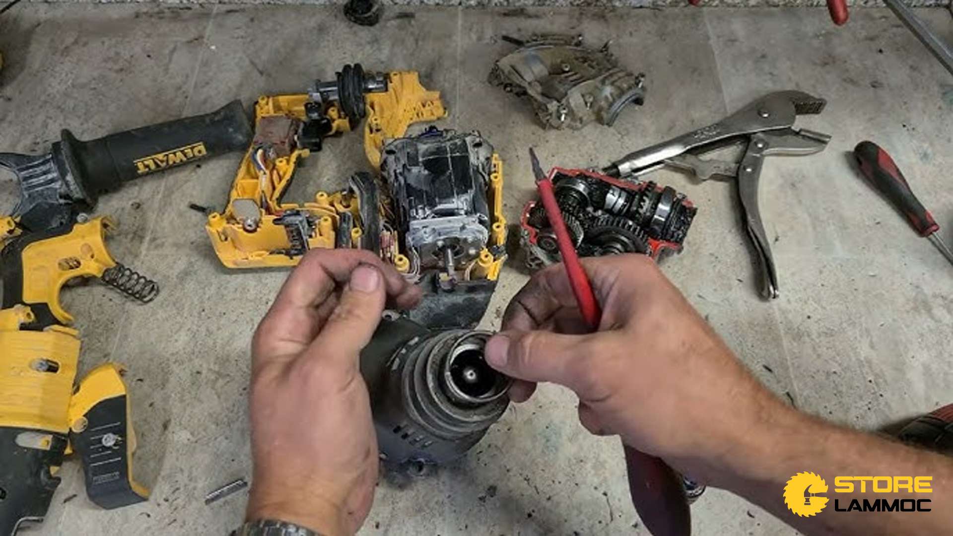 Hướng Dẫn Chi Tiết Vệ Sinh và Sửa Chữa Máy Khoan Bê Tông Pin Dewalt