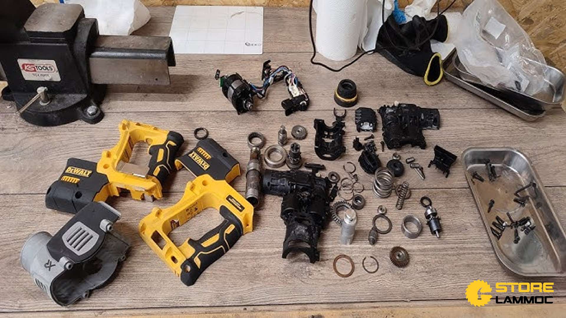 Hướng Dẫn Chi Tiết Vệ Sinh và Sửa Chữa Máy Khoan Bê Tông Pin Dewalt