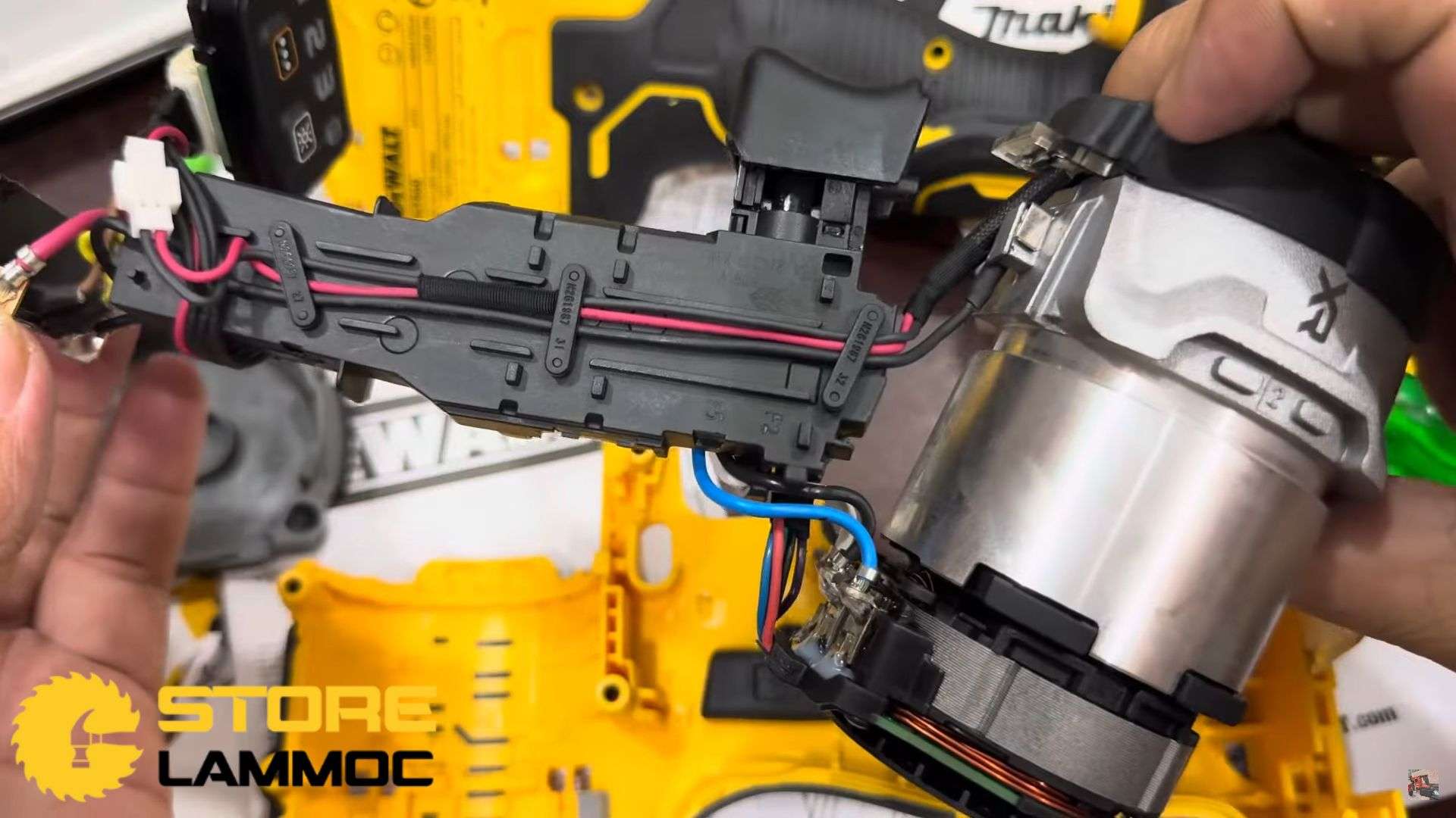 Bên Trong Máy Bắn Vít Dewalt DCF860