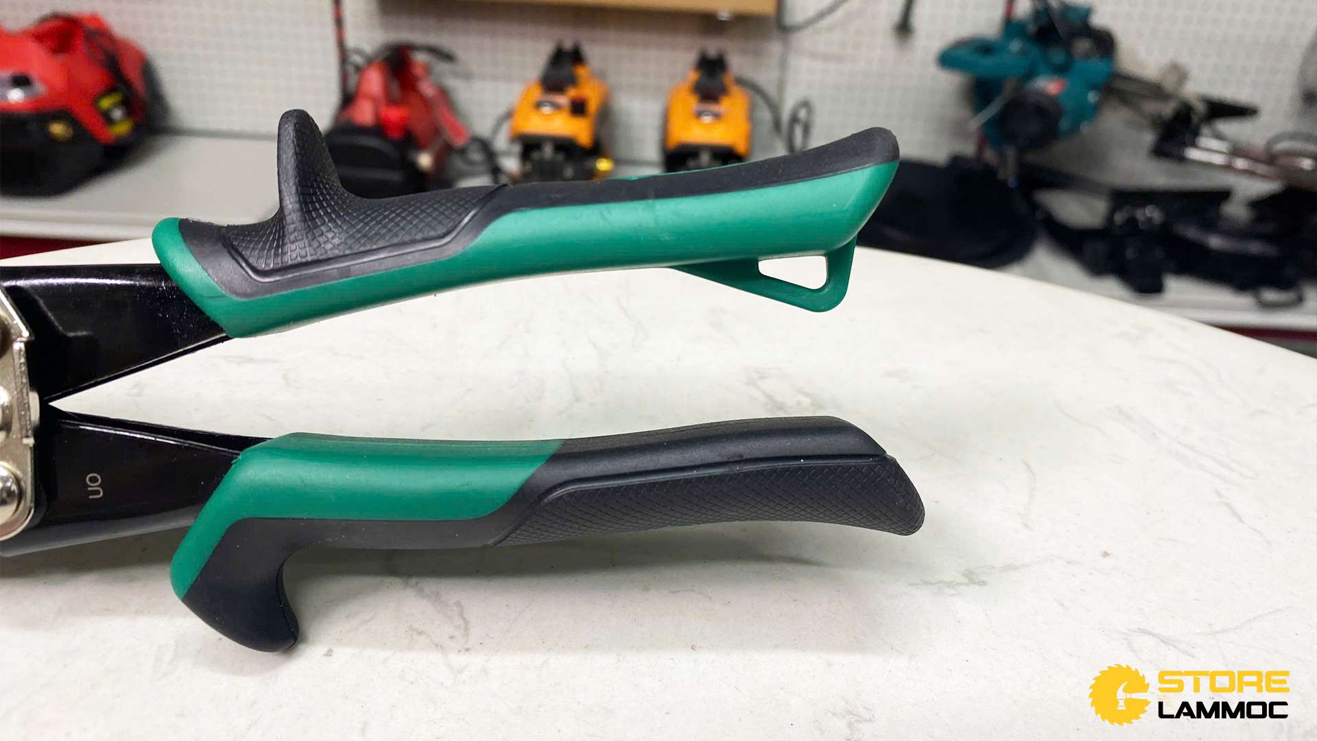 Kéo cắt tôn mũi cong phải 250mm Sata 93102A