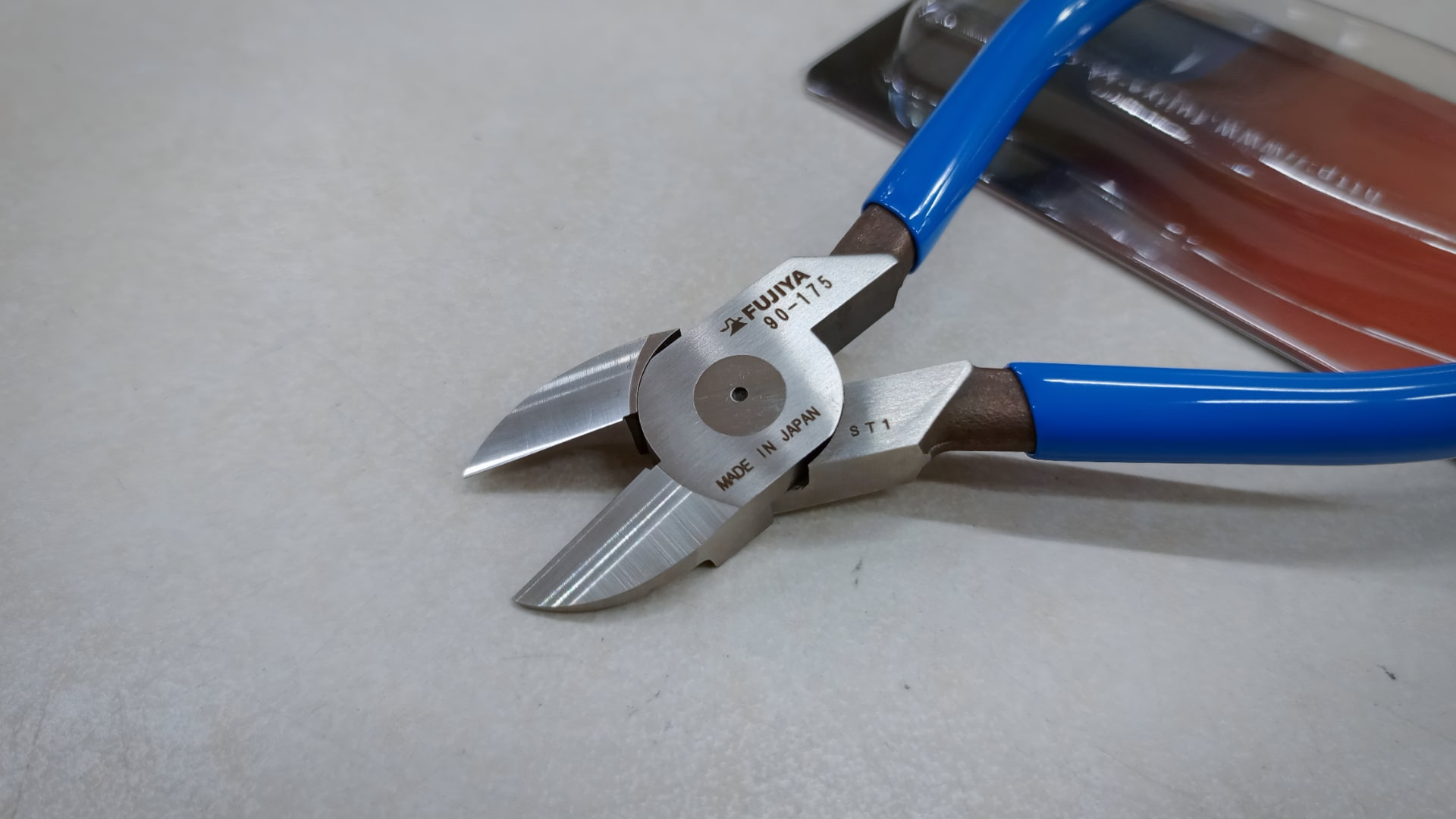 Kìm cắt 175mm Fujiya 90-175