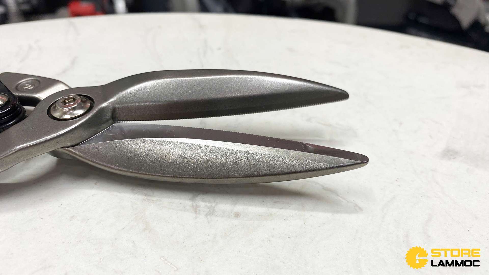 Kéo cắt tôn mũi thẳng 1inch Sata 93104A