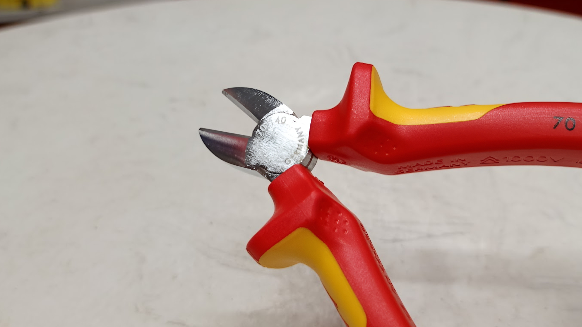 Kìm cắt mũi thon 140mm, cách điện 1000V Knipex 7006140