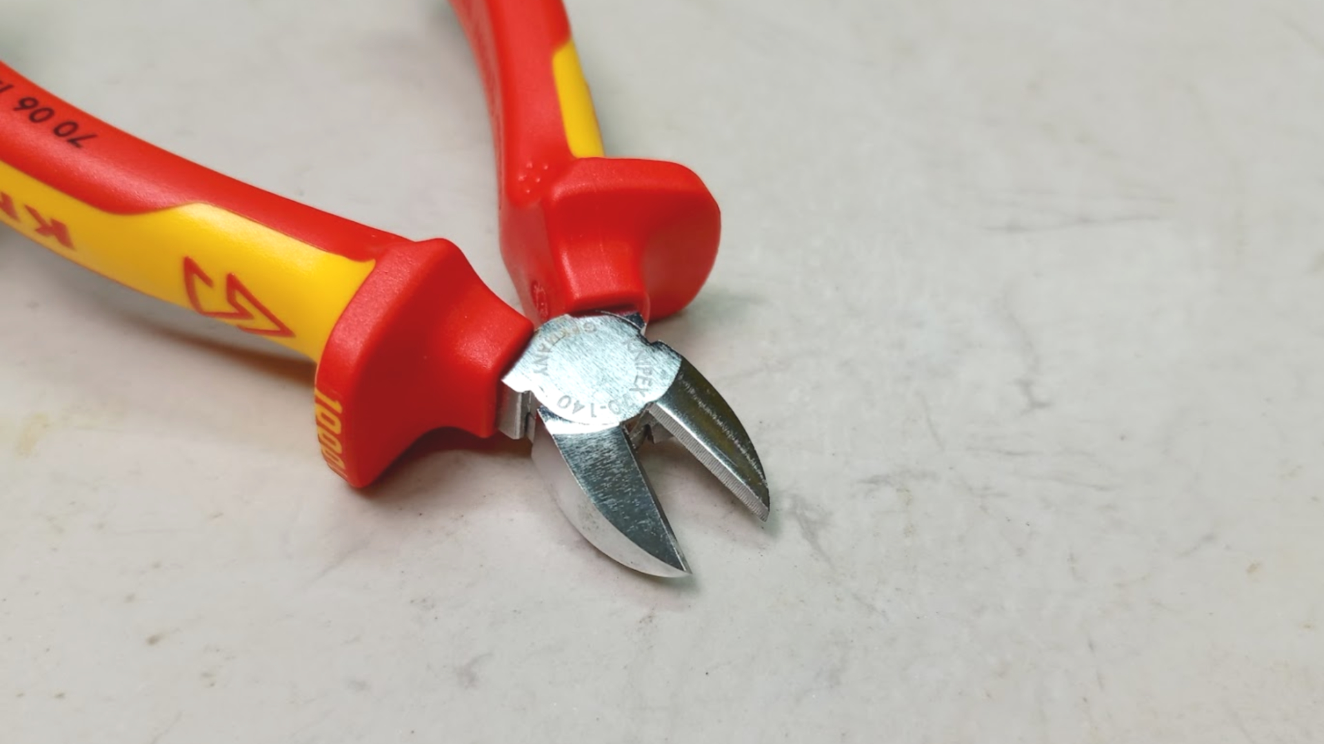 Kìm cắt mũi thon 140mm, cách điện 1000V Knipex 7006140