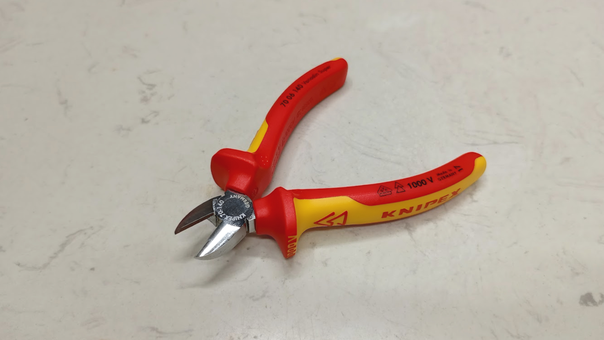 Kìm cắt mũi thon 140mm, cách điện 1000V Knipex 7006140