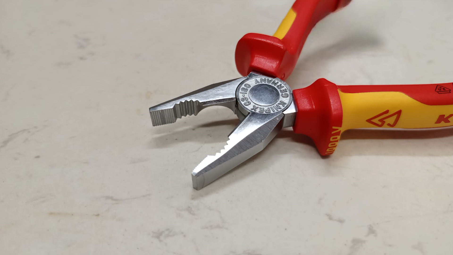 Kìm điện cách điện 1000V có móc treo Knipex 0306180T