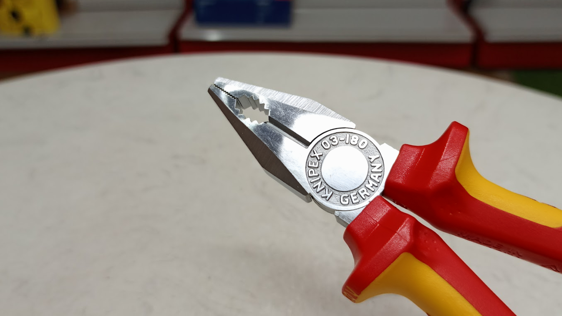 Kìm điện cách điện 1000V có móc treo Knipex 0306180T