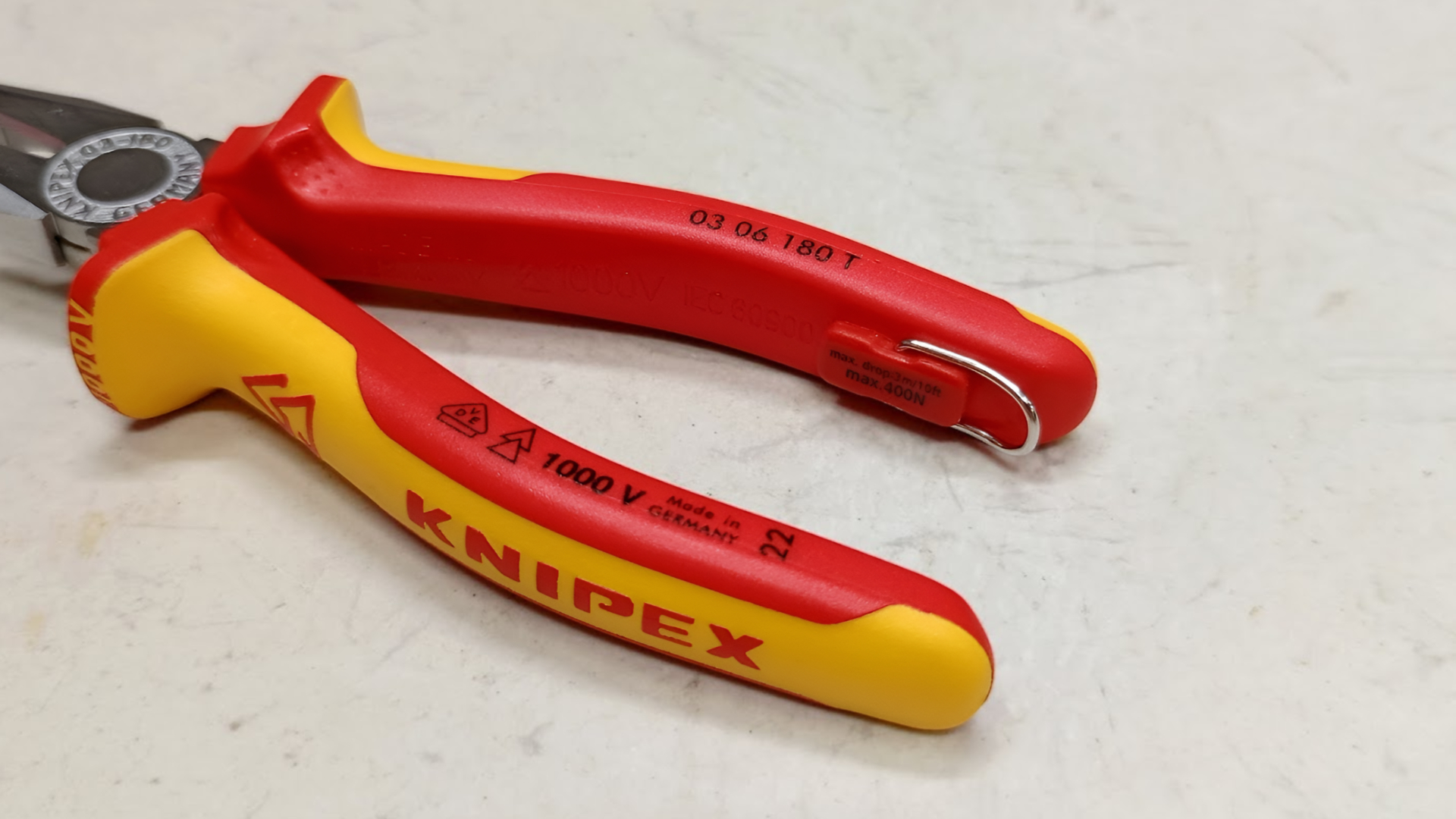 Kìm điện cách điện 1000V có móc treo Knipex 0306180T