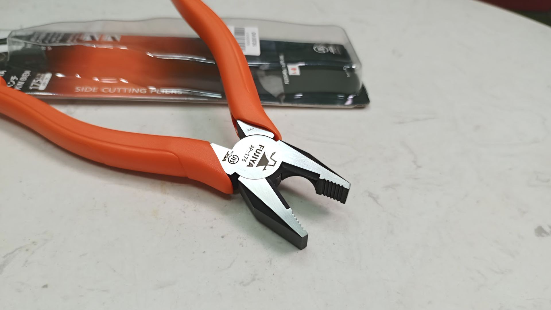 Kìm điện Fujiya AP-175