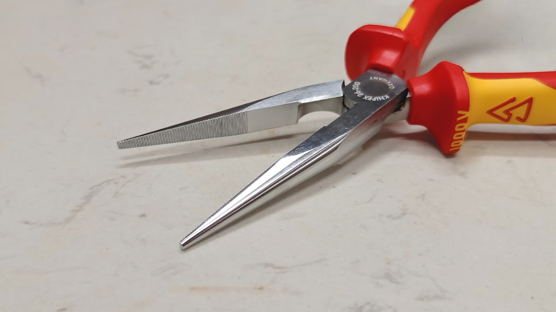 Kìm mũi nhọn cách điện 8200mm Knipex 2616200