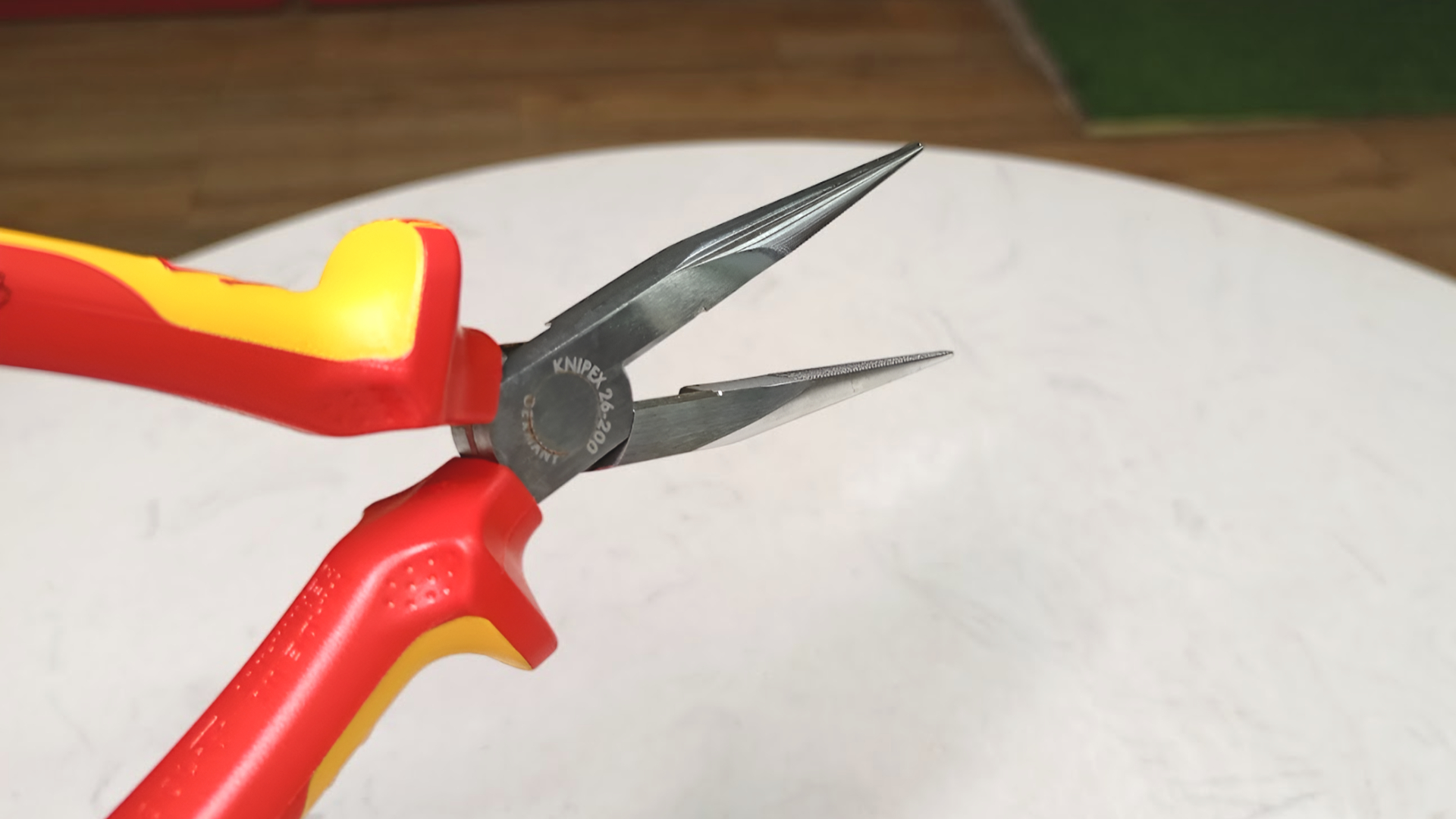 Kìm mũi nhọn cách điện 8200mm Knipex 2616200