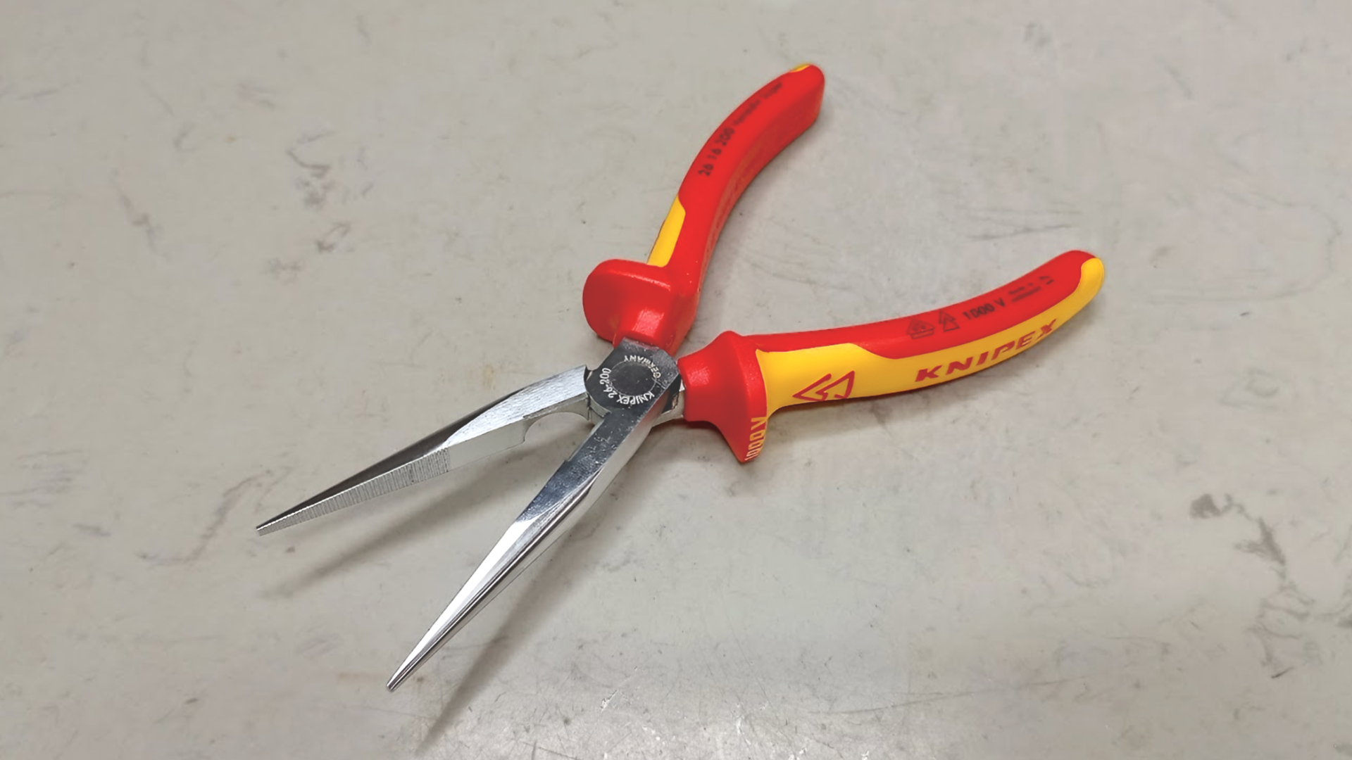 Kìm mũi nhọn cách điện 8200mm Knipex 2616200