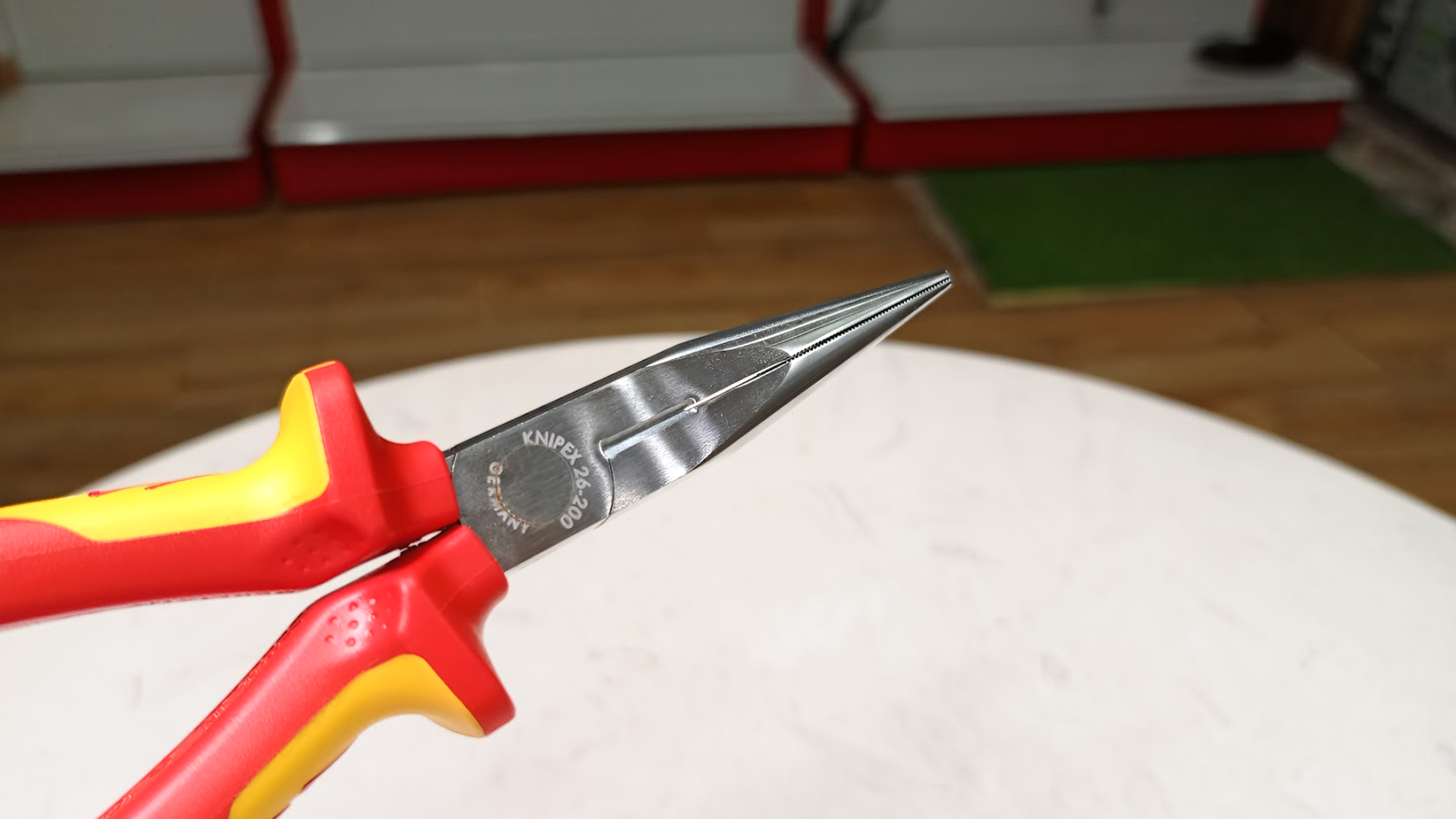 Kìm mũi nhọn cách điện 8200mm Knipex 2616200