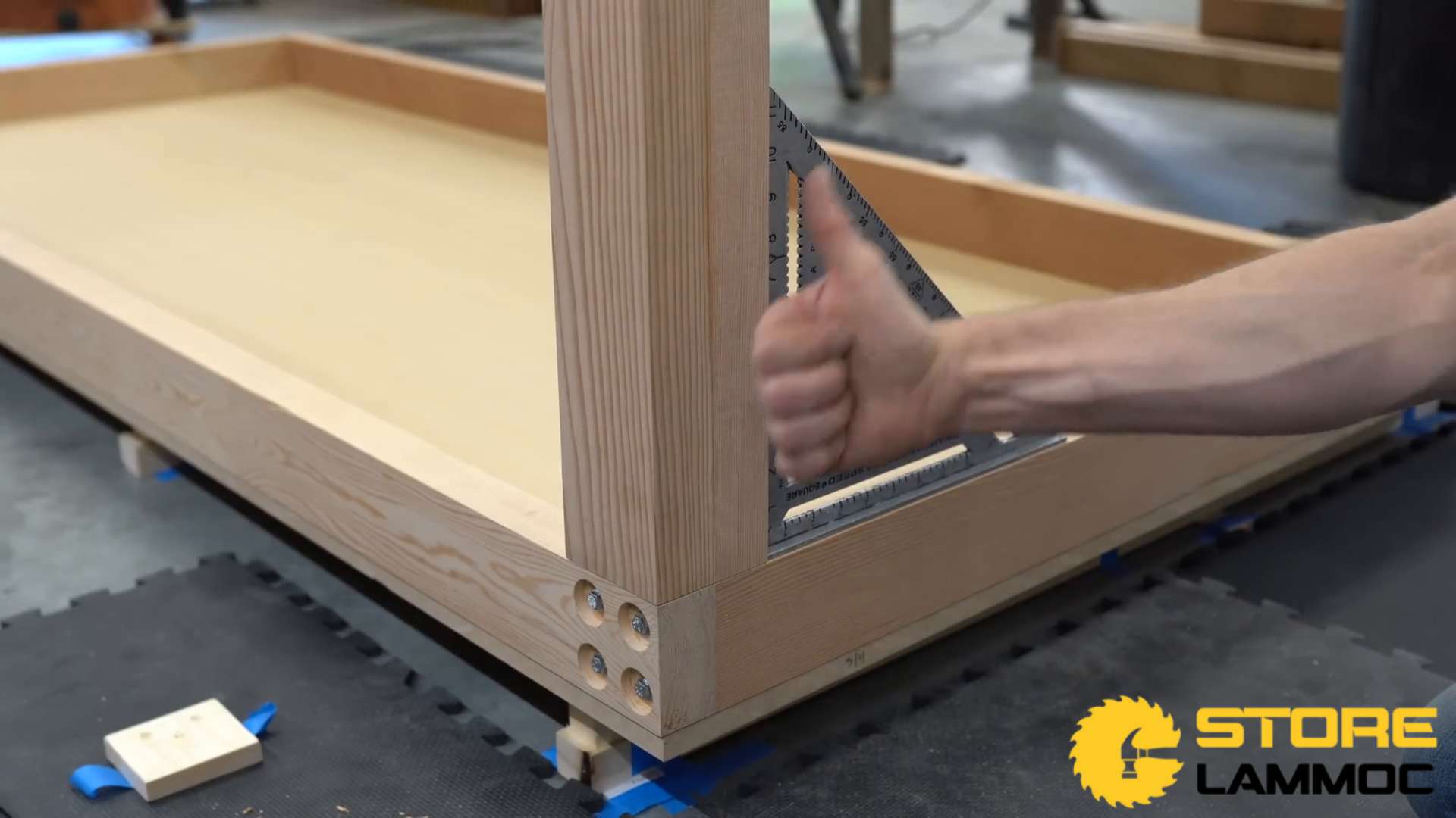 Lắp ráp chân bàn cưa