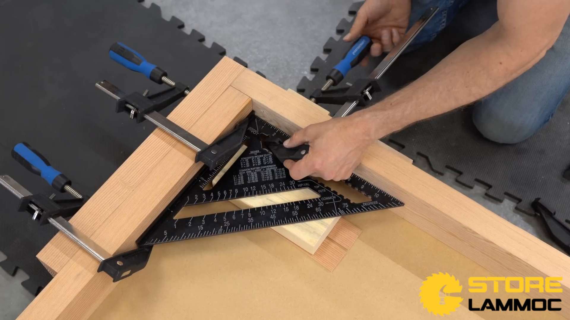 Lắp ráp chân bàn cưa