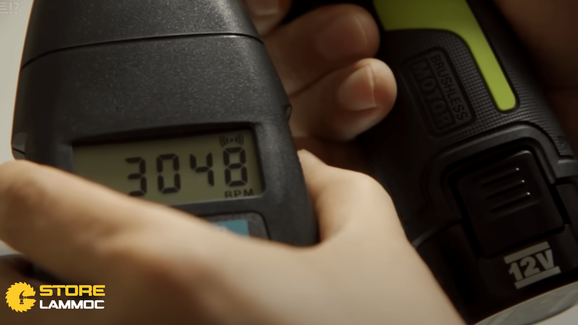 Máy bắn vít đang hoạt động