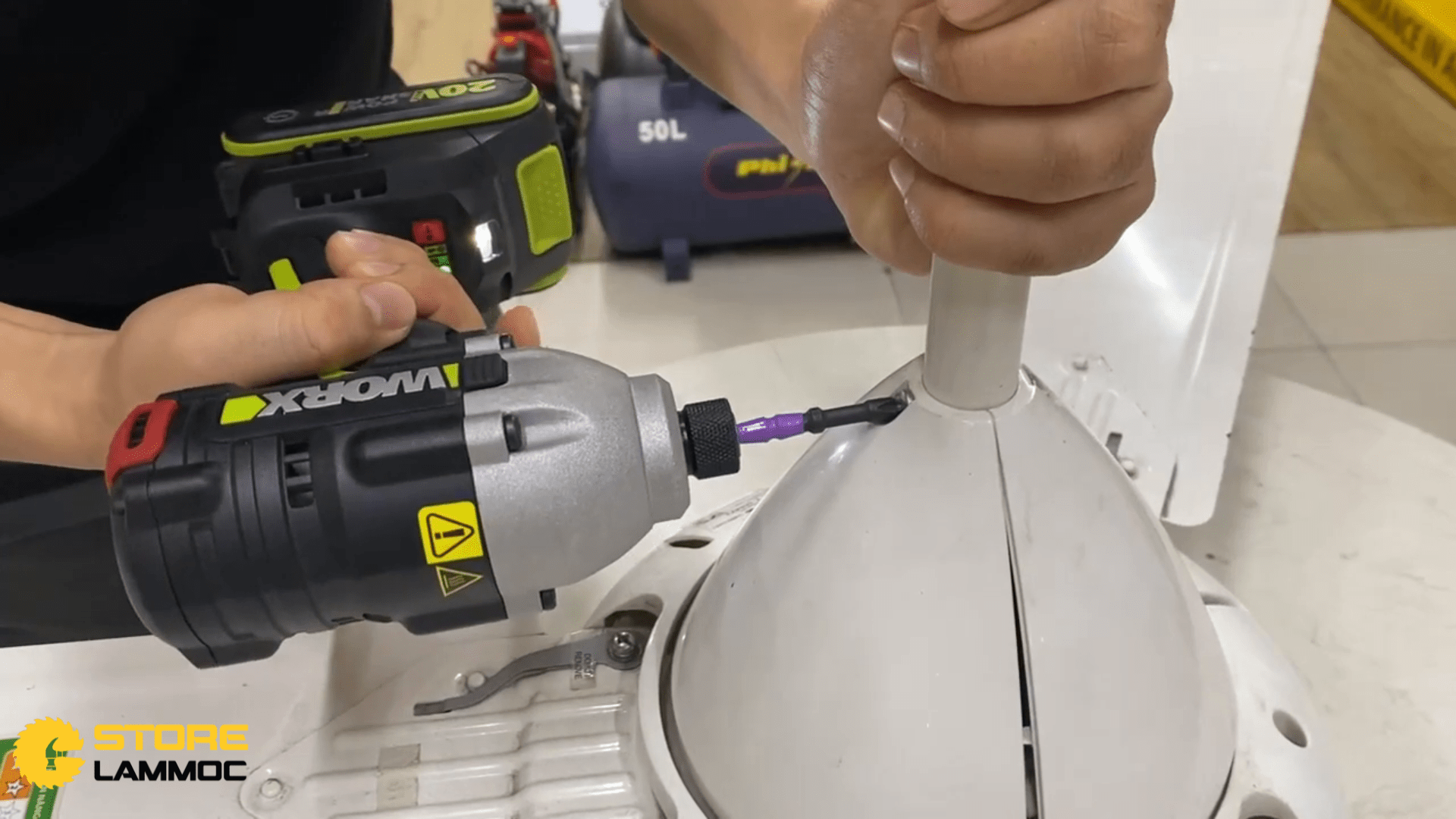 Máy bắn vít pin Worx 20v trong quá trình điều tốc